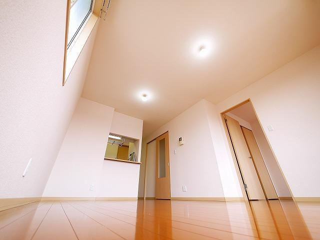 サニーサイドＦの居間・リビング|こちらの居間で趣味の時間をお楽しみください