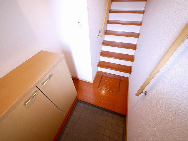 サニーサイドＦの玄関|収納もある玄関です