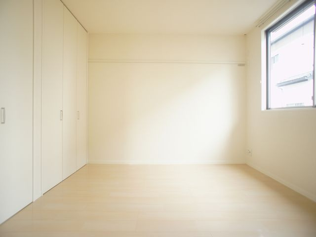 【子供部屋】 | アリシャA | 充実収納付きの南側洋間です♪