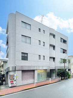 【外観】 | コスモハイム高野　鉄筋コンクリート造の外観タイル張りマンション！鶯谷駅から徒歩７分・入谷駅から徒歩８分。柳通り沿いの物件です。前面道路は一方通行の道です。