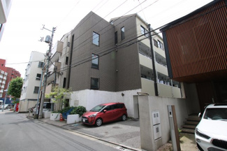 【外観】 | メゾン・ド・エルルージュ　ステンドグラスの入ったおしゃれな外観！RC造の４階建てマンション！鶯谷駅から徒歩５分！静かな環境！