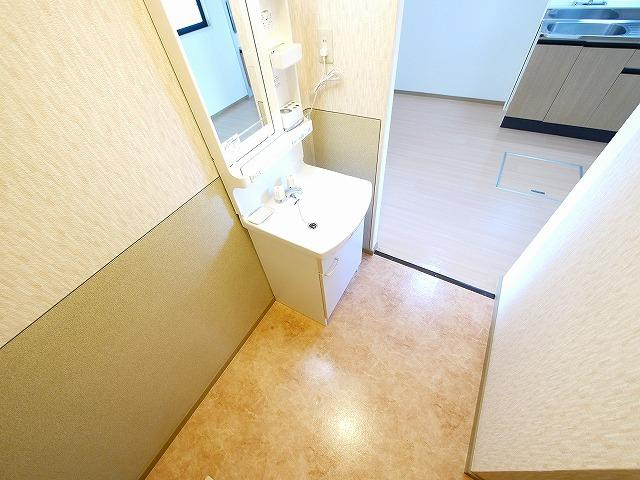 ビクトワールＡ棟の洗面所|明るい洗面所です