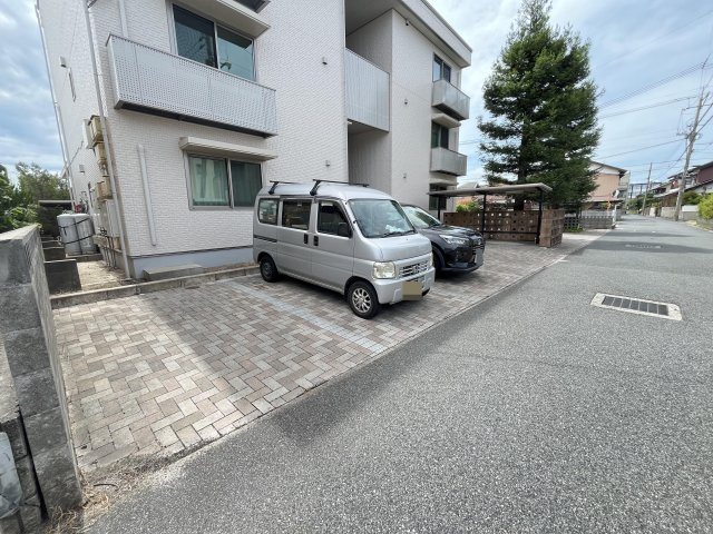 ベルアネスA棟の駐車場