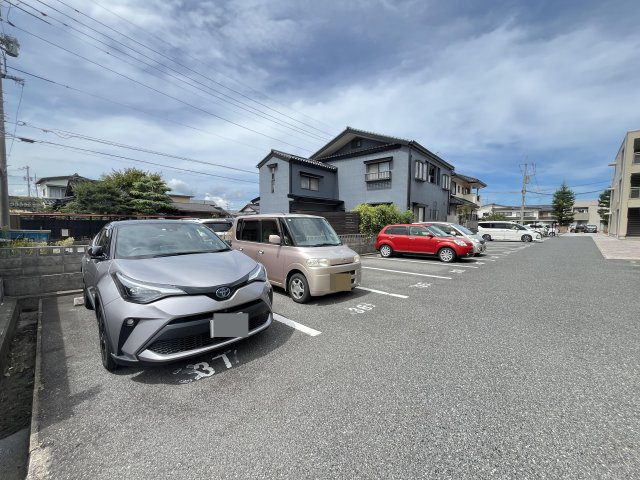 ベルアネスA棟の駐車場