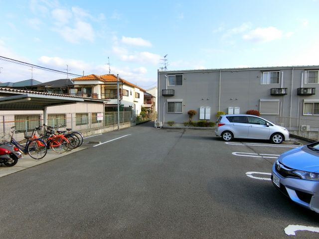 グランモデッサB棟の駐車場