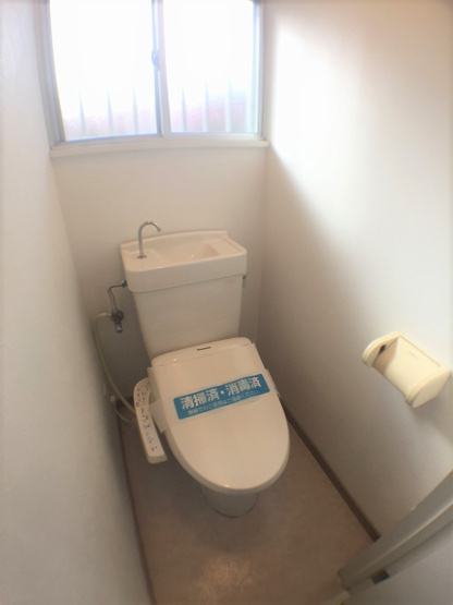 【トイレ】 | トイレ窓付き換気よし。温水洗浄便座