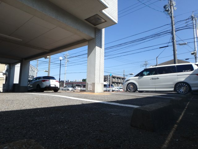 アールズコートの駐車場