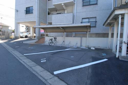 アールズコートの駐車場