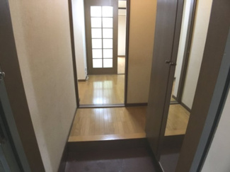 【玄関】 | メゾン悠遊 | 玄関のシューズボックスには姿見がついているので、勝負の日はスタイルチェックもお忘れなく！