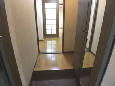 【玄関】 | メゾン悠遊 | 玄関のシューズボックスには姿見がついているので、勝負の日はスタイルチェックもお忘れなく！