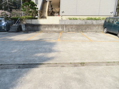 【駐車場】 | メゾン悠遊 | 駐車場は各室1台分ご用意できます！不要の方は駐車場代3,000円が不要！