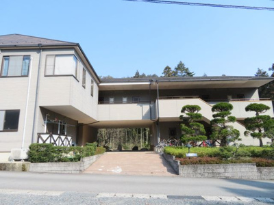 【外観】 | メゾン悠遊 | 木々に囲まれた静かな立地！近くにはキャンプ場があります。