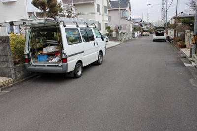 【前面道路含む現地写真】 | 大津市仰木の里1丁目21-6 リフォーム戸建て | 前面道路、南側東方向