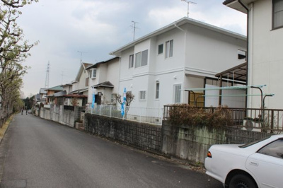 【前面道路含む現地写真】 | 大津市仰木の里1丁目21-6 リフォーム戸建て | 北側前面道路