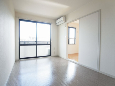 【居間・リビング】 | クレストコート１ | 南向きの明るい室内