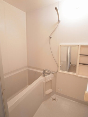 【浴室】 | クレストコート１ | シャワー、鏡付いてます