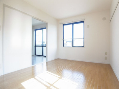 【寝室】 | クレストコート１ | 明るい南向きで、日が差し込みます