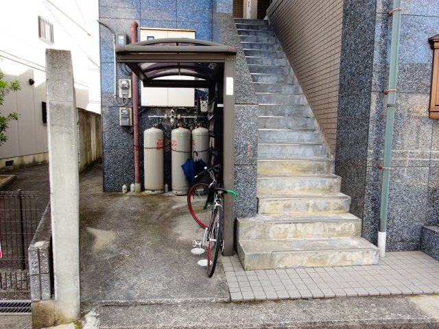 弘成エステートビルのエントランス