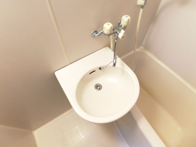 弘成エステートビルの洗面所
