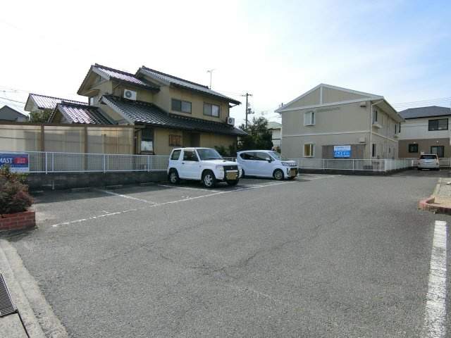 ローズササキの駐車場