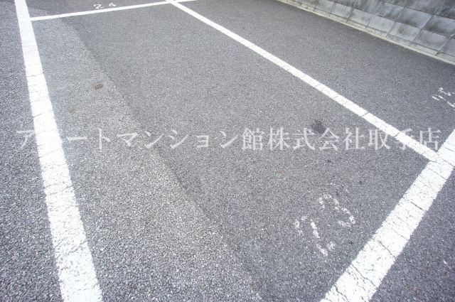 ウィルコートコガネDの駐車場