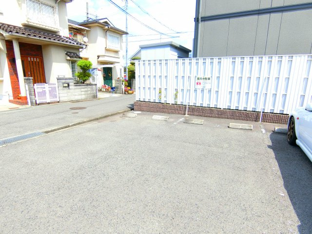 コスモスAの駐車場