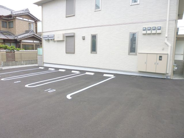 シャーメゾン江井島海岸の駐車場