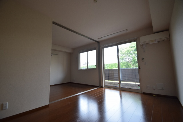 クリアコートの居間・リビング|引き戸を開けて、広々使えます