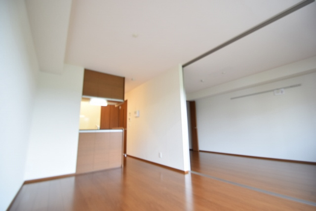 クリアコートの居間・リビング|落ち着いた色調のフローリング