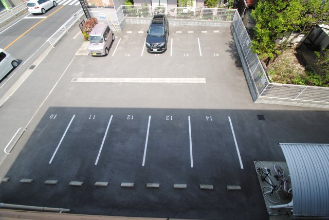 グランドアマレイⅦ番館の駐車場