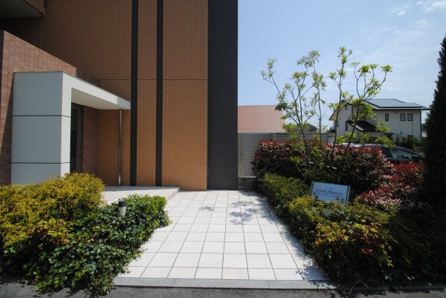 グランドアマレイⅦ番館の玄関