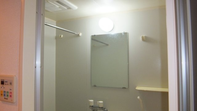 ピアリーさつきの浴室|鏡付きのお風呂です