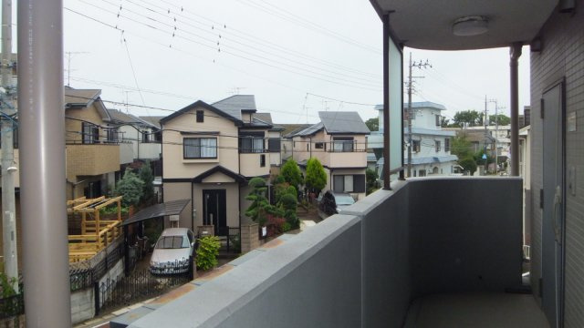 ピアリーさつきの玄関|玄関の外の風景です。