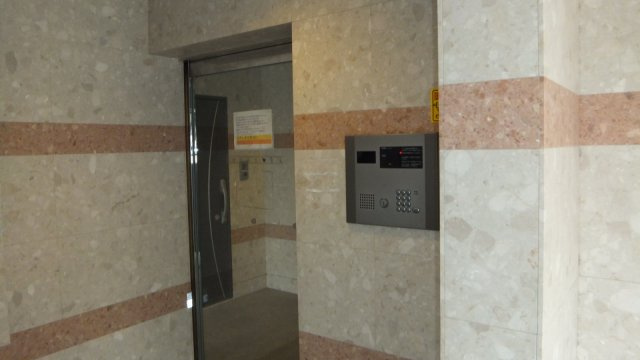 ピアリーさつきのエントランス|エントランスにオートロックがございます