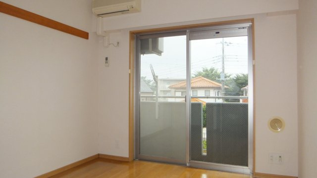 ピアリーさつきの居間・リビング|室内にエアコンが御座います