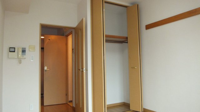 ピアリーさつきの寝室|収納はクローゼットタイプです