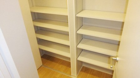 船橋市藤原１丁目のアパートのその他|廊下の収納です。