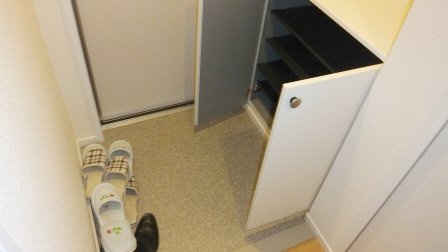 船橋市藤原１丁目のアパートの玄関|下駄箱付きです。