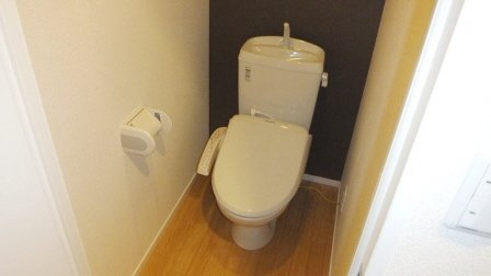 船橋市藤原１丁目のアパートのトイレ|トイレの上にも棚が付いています。