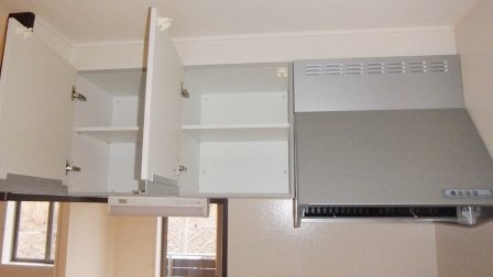 船橋市藤原１丁目のアパートのキッチン|キッチン上の収納です。
