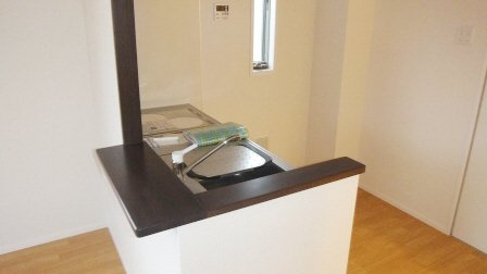 船橋市藤原１丁目のアパートの居間・リビング|カウンターキッチンです。