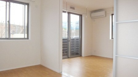 船橋市藤原１丁目のアパートの居間・リビング|エアコン付きです。