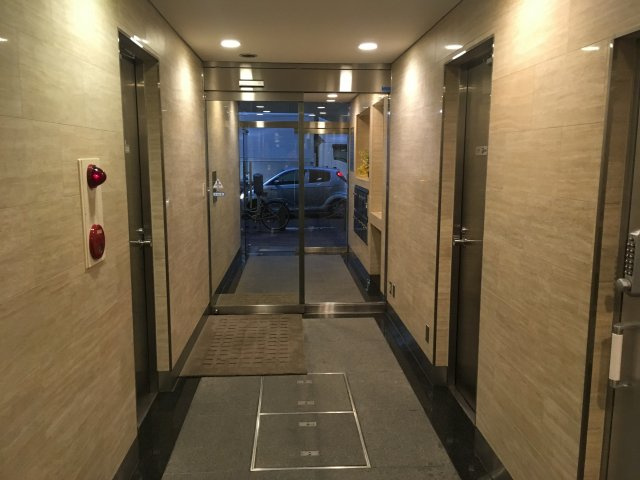 新橋ＳＴビルのエントランス