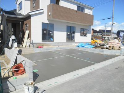 【外観：施工例】 | 久喜市　(栗橋)松永　全8棟　4号棟 | 目の前の３号棟足場はがれました。