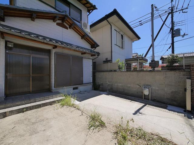 高畑町貸家（485）の駐車場|駐車スペースもあります