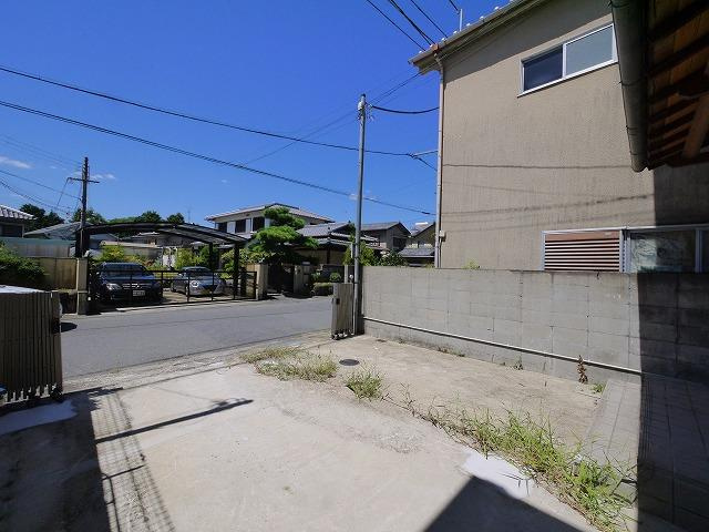 高畑町貸家（485）の駐車場|駐車場に車を止められます