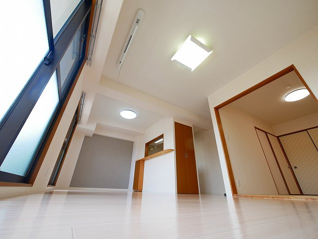 グレースコート恋の窪の居間・リビング|こちらのリビングで趣味の時間をお楽しみください