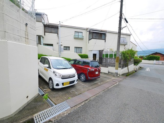 東生駒4丁目テラスハウスの駐車場