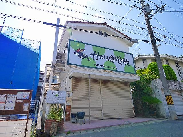 右京3階建てテナント貸の外観