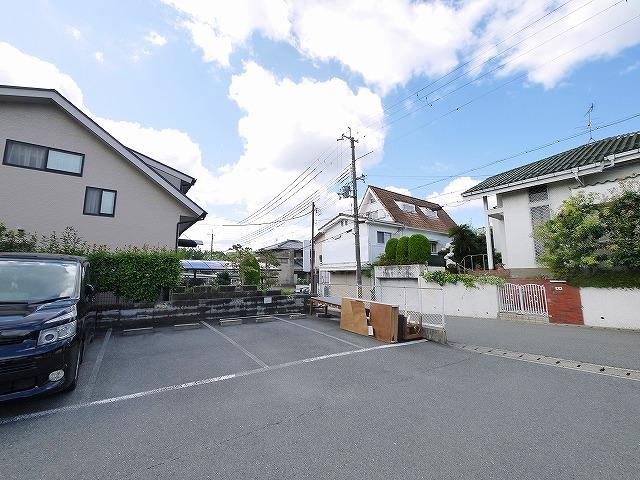 右京3階建てテナント貸の駐車場